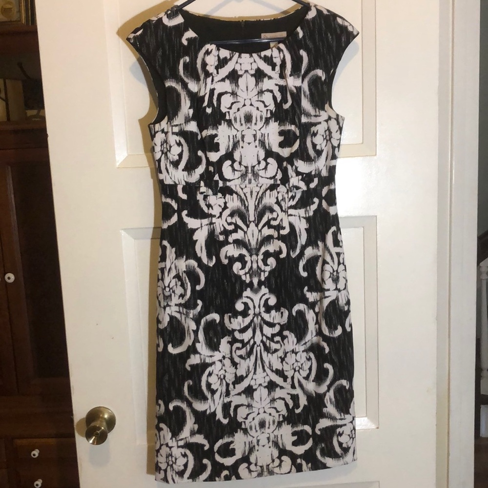 Shift dress with capped sleeves